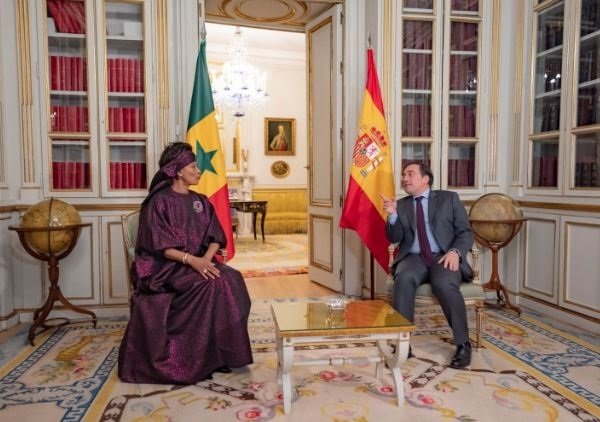 El ministro de Asuntos Exteriores, Unión Europea y Cooperación, José Manuel Albares, en una reunión con su homóloga de Senegal, Aissata Tall Sall, en el Palacio de Viana