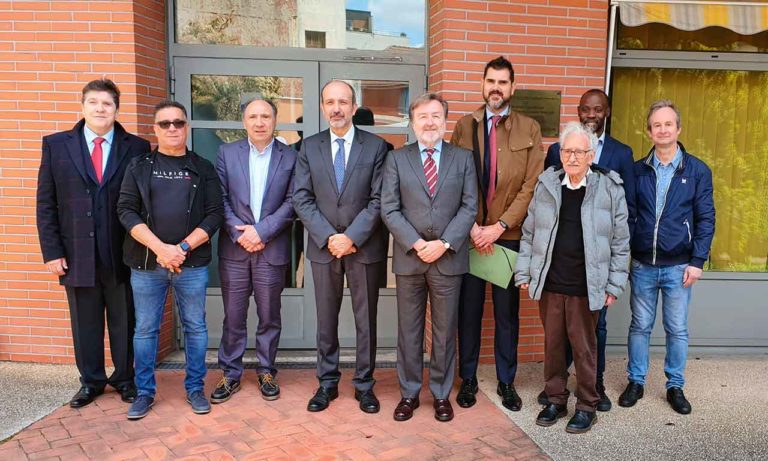 El Cónsul General junto al Embajador de España (4 por la izquierda) Victorio
Redondo en la Casa de España durante una visita a la institución.